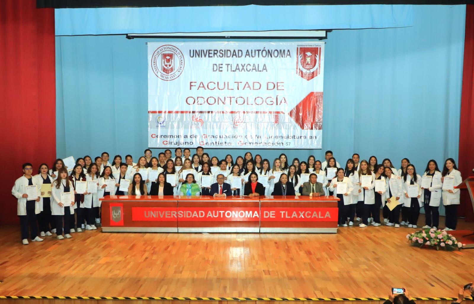 Entrega Rector de la UATx constancia de estudios a 113 egresados de Cirujano Dentista